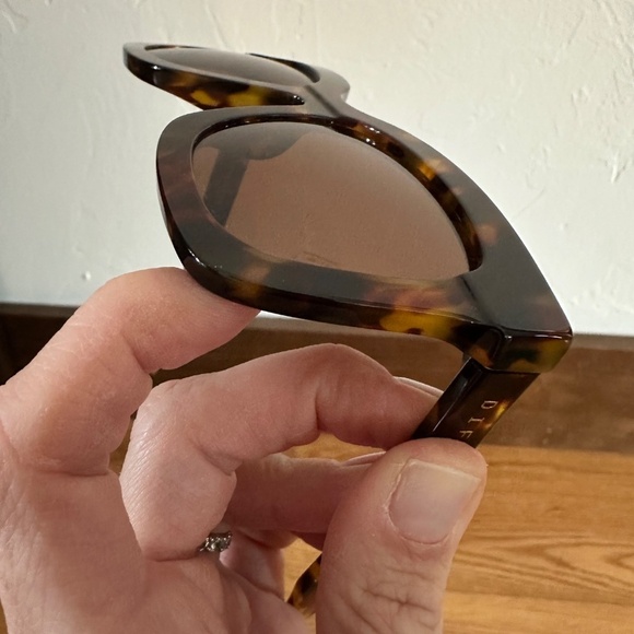 LIKE NEW: DIFF Eyewear CARSON Sunglasses in Amber Tortoise Blue Steel Polarized - Picture 6 of 10